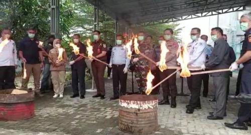 Daun Ganja, Seksinya Asap dan Uang Haram