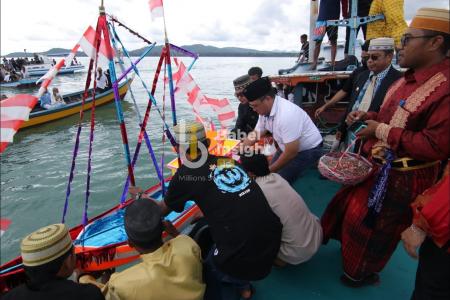 Erzaldi-Melati Lepas Kapal Phinisi Pesta Pantai Batu Belubang