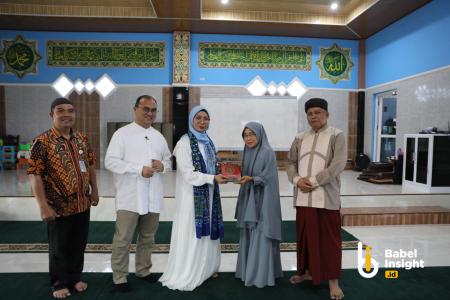 Melati Erzaldi Tunaikan Amanah BKMT, Serahkan 50 Al-Qur'an untuk Pesantren