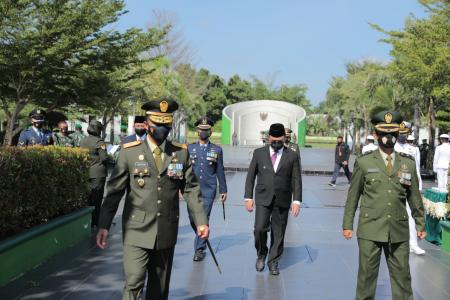 Penghormatan Terakhir Gubernur Erzaldi untuk Almarhum H.A Hudarni Rani