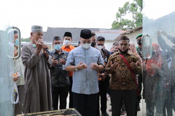 Gubernur Erzaldi Ajak Masyarakat Desa Penutuk Raih Keberkahan dengan Memakmurkan Masjid