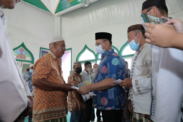 Gubernur Serahkan Zakat ASN Pemprov Babel Kepada 100 Orang Mustahik di Masjid Al-Ihram