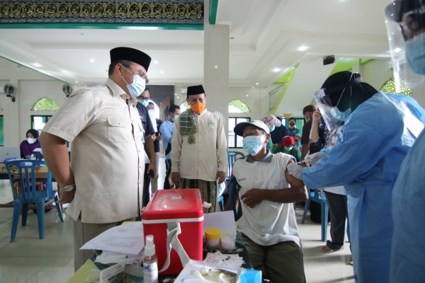 Jemput Bola, Pemprov Babel Vaksinasi Tokoh Agama dan Lansia di Masjid